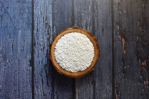 Çiğ, kurutulmuş tapyoka incileri.