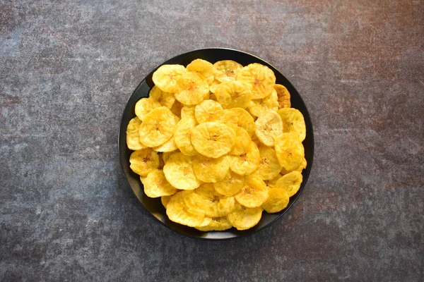 Kızarmış muz cipsi, lezzetli atıştırmalıklar.