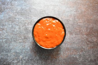 Baharatlı kırmızı biber sosu kasede