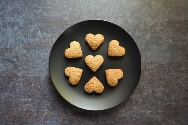 Çıtır çıtır, taze pişmiş kalp şeklinde kurabiye.
