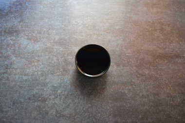 Geleneksel koyu soya sosu kasede.