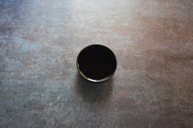 Geleneksel koyu soya sosu kasede.