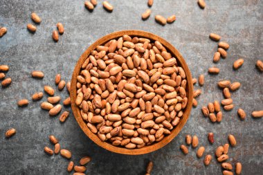 Çiğ, kurumuş, benekli fasulye.