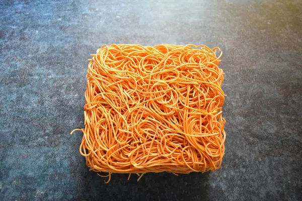 Bloque Fideos Cuadrados Color Naranja Seco Entero Crudo —  Fotos de Stock