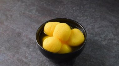 Rajbhog geleneksel Hint şurubu tatlısı süzme peynirden yapılır.