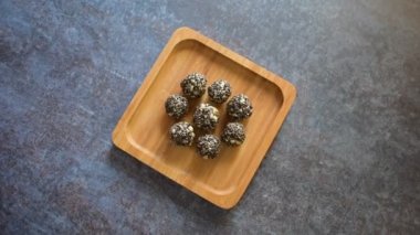 Hint usulü siyah susam tohumundan yapılan Laddu tatlısına kadar.