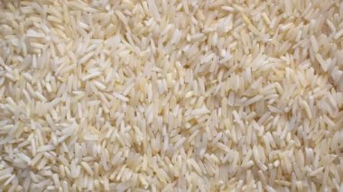 Çiğ kuru Basmati pilavı.