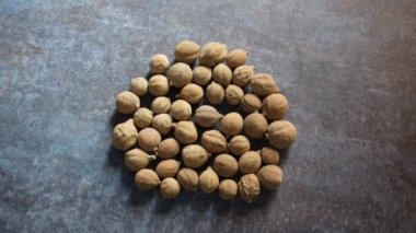 Çiğ kurutulmuş Terminalia bellirica meyvesi.