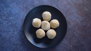 Besan laddu geleneksel Hint tatlısı, gram undan yapılır.