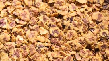 Chana Jor Garam kavrulmuş nohuttan yapılmış baharatlı Hint yemeği.