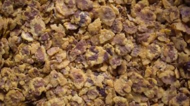 Chana Jor Garam kavrulmuş nohuttan yapılmış baharatlı Hint yemeği.