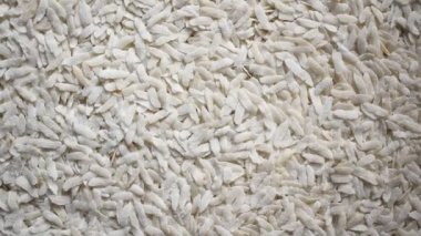 Çiğ, kurutulmuş pirinç taneleri.
