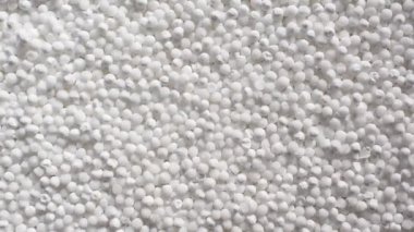 Çiğ, kurutulmuş beyaz tapyoka incileri.