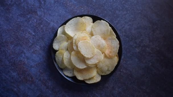 Хрустящие Гофрированные Картофельные Чипсы — стоковое видео
