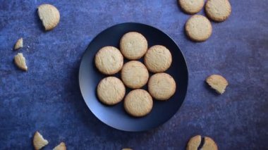 Çıtır çıtır taze tereyağlı kurabiye.