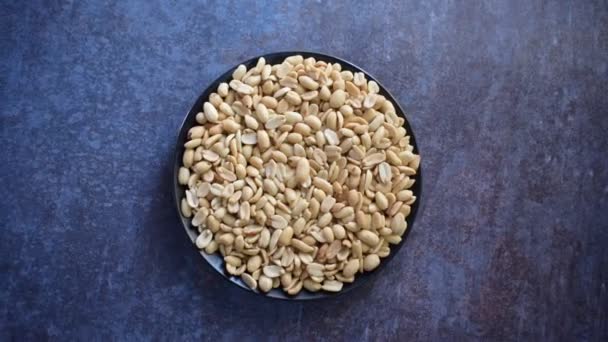 Getrocknete Geröstete Und Gesalzene Erdnüsse — Stockvideo
