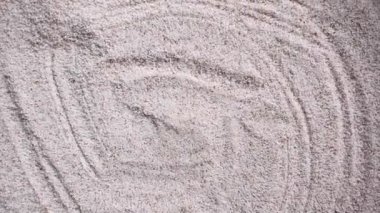 Çiğ, kurutulmuş kırmızı pirinç irmiği.