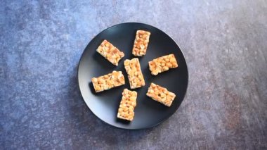 Yerfıstığı ve jaggery 'den yapılmış Chikki Hint şekeri.