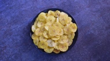 Kızarmış muz cipsi, lezzetli atıştırmalıklar.