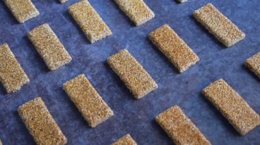 Susam ve jaggery 'den yapılmış susamlı Chikki kızılderili şekeri.