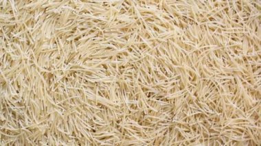 Çiğ ve ince Vermicelli makarnası.