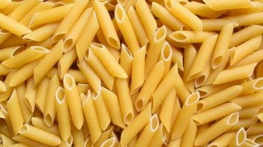 Çiğ kurutulmuş Penne rigate makarnası.