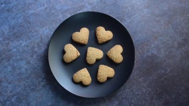 Çıtır çıtır taze pişmiş kalp şeklinde kurabiye.