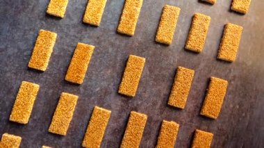 Susam ve jaggery 'den yapılmış susamlı Chikki kızılderili şekeri.