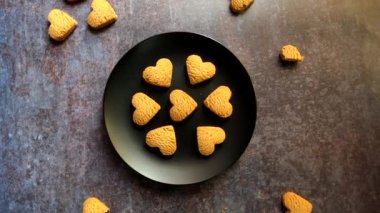 Çıtır çıtır taze pişmiş kalp şeklinde kurabiye.