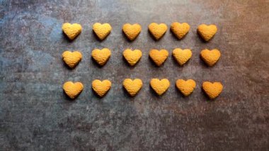 Çıtır çıtır taze pişmiş kalp şeklinde kurabiye.