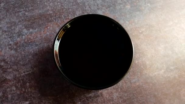 传统的新鲜黑酱油放在碗里 — 图库视频影像