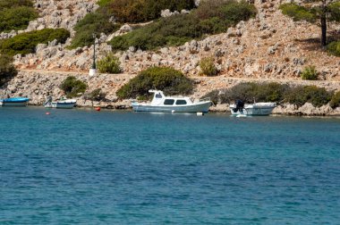 Panormitis 'teki manastır. Symi Dodecanese Adası. Liman Adaları Ege Denizi 'ndeki bir teknenin detayları. Yunanistan Avrupa