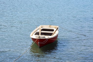 Yunanistan 'da demirli küçük kırmızı bir kayık.