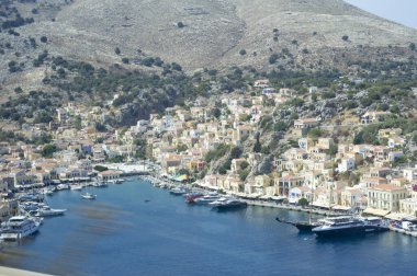 Symi Adası yamaca renkli evleri ile güzel Körfezi manzarası. Yunanistan