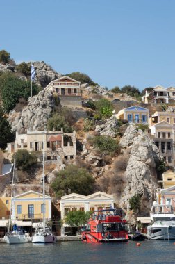 Symi Adası yamaca renkli evleri ile güzel Körfezi manzarası. Yunanistan