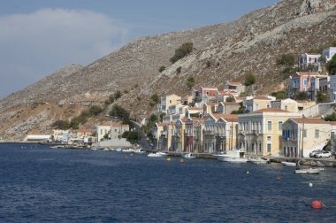 Symi Adası yamaca renkli evleri ile güzel Körfezi manzarası. Yunanistan