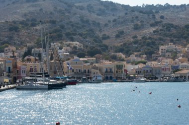 Symi Adası yamaca renkli evleri ile güzel Körfezi manzarası. Yunanistan