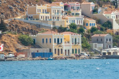 Symi Adası yamaca renkli evleri ile güzel Körfezi manzarası. Yunanistan
