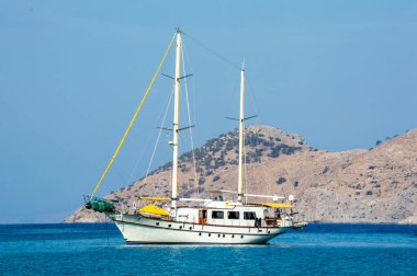 Yunanistan 'da mavi Ege Denizi' ne yakın seyreden beyaz tekne