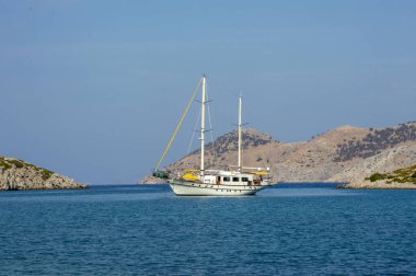 Yunanistan 'da mavi Ege Denizi' ne yakın seyreden beyaz tekne
