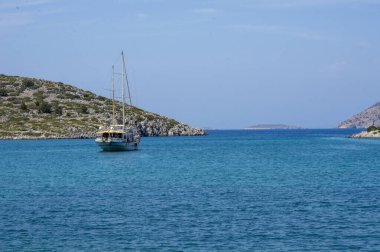 Yunanistan 'da mavi Ege Denizi' ne yakın seyreden beyaz tekne