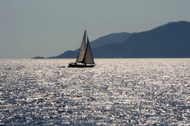 Yunanistan 'da mavi Ege Denizi' ne yakın seyreden beyaz tekne