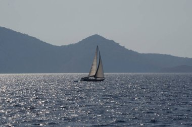 Yunanistan 'da mavi Ege Denizi' ne yakın seyreden beyaz tekne
