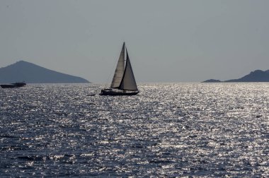 Yunanistan 'da mavi Ege Denizi' ne yakın seyreden beyaz tekne
