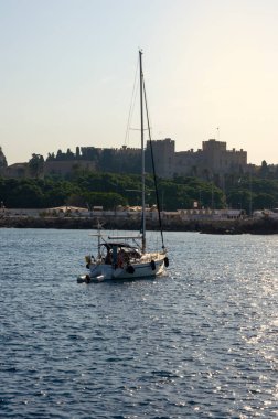 Yunanistan 'da mavi Ege Denizi' ne yakın seyreden beyaz tekne