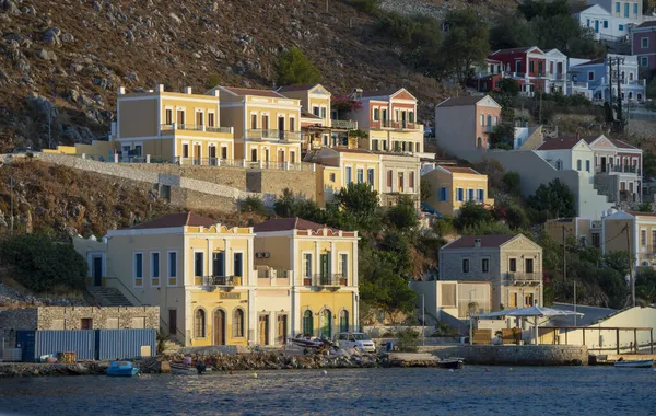 シミ島の丘の中腹にカラフルな家の美しい湾の眺め ギリシャ — ストック写真