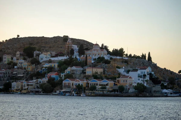 Vista Hermosa Bahía Con Casas Colores Ladera Isla Symi Países — Foto de Stock