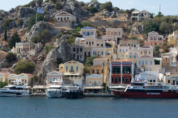Symi Adası yamaca renkli evleri ile güzel Körfezi manzarası. Yunanistan