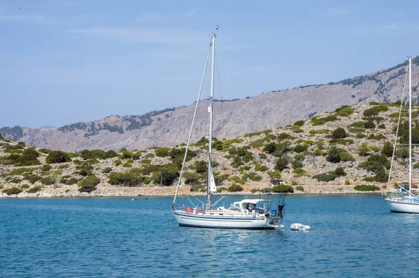 Yunanistan 'da mavi Ege Denizi' ne yakın seyreden beyaz tekne