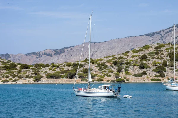 Weißes Boot Segelt Küstennähe Blaue Ägäis Griechenland Stockfoto